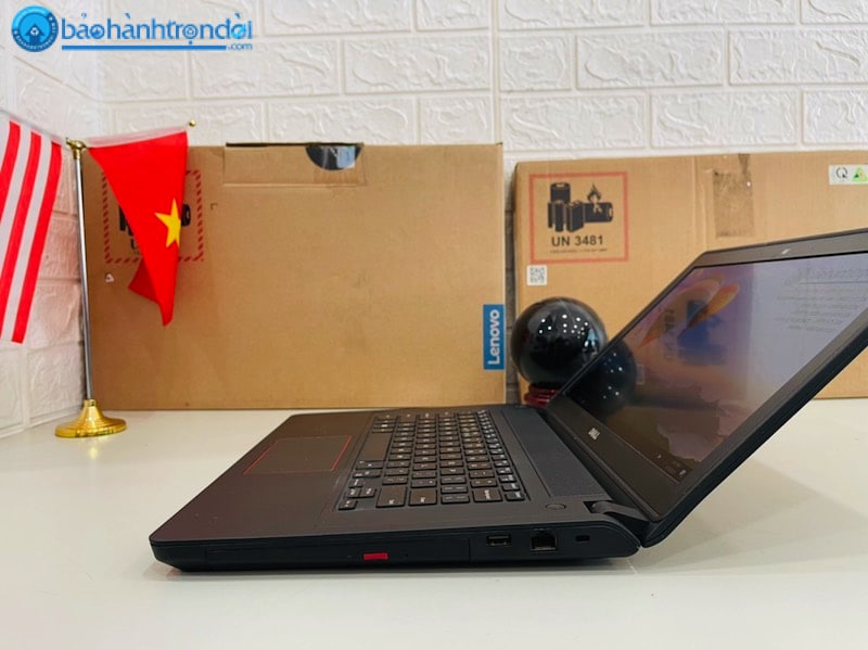 cạnh phải Dell Inspiron 7447