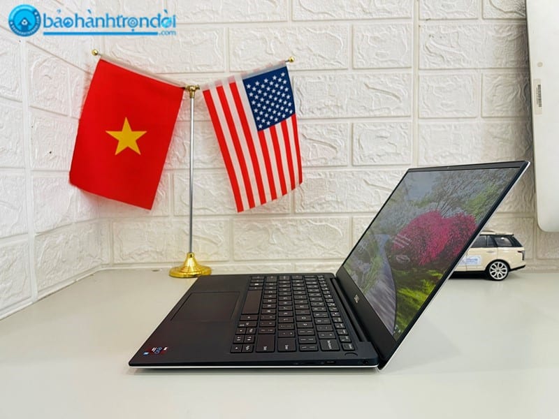 cạnh phải Dell XPS 13 9305