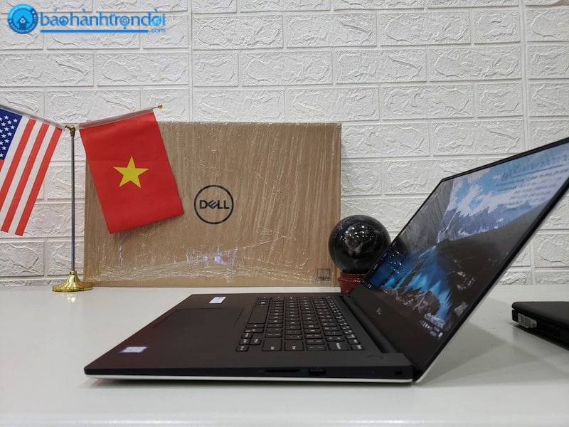 cạnh phải Dell XPS 9570