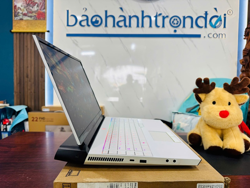 Dell Alienware Area 51M R1 (Core i9 9900HK, 32GB, 512GB, RTX 2080 8GB, 17.3 inch, FHD, 144Hz)-10