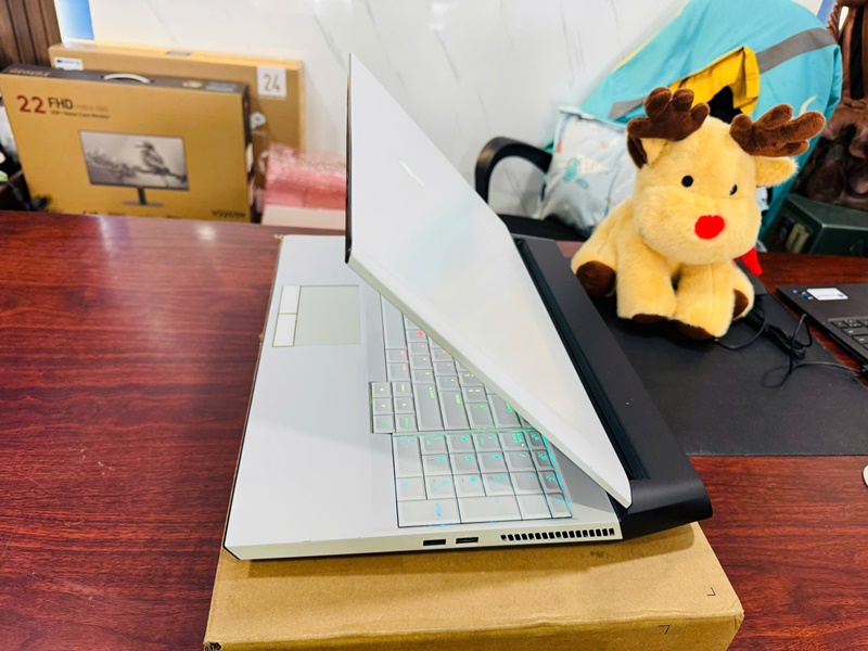 Dell Alienware Area 51M R1 (Core i9 9900HK, 32GB, 512GB, RTX 2080 8GB, 17.3 inch, FHD, 144Hz)-12