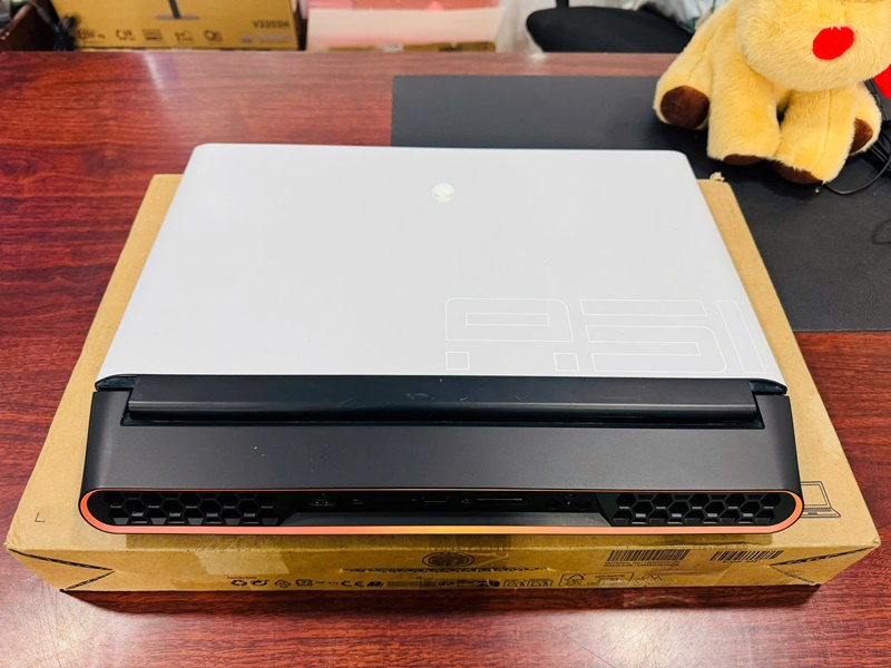 Dell Alienware Area 51M R1 (Core i9 9900HK, 32GB, 512GB, RTX 2080 8GB, 17.3 inch, FHD, 144Hz)-13