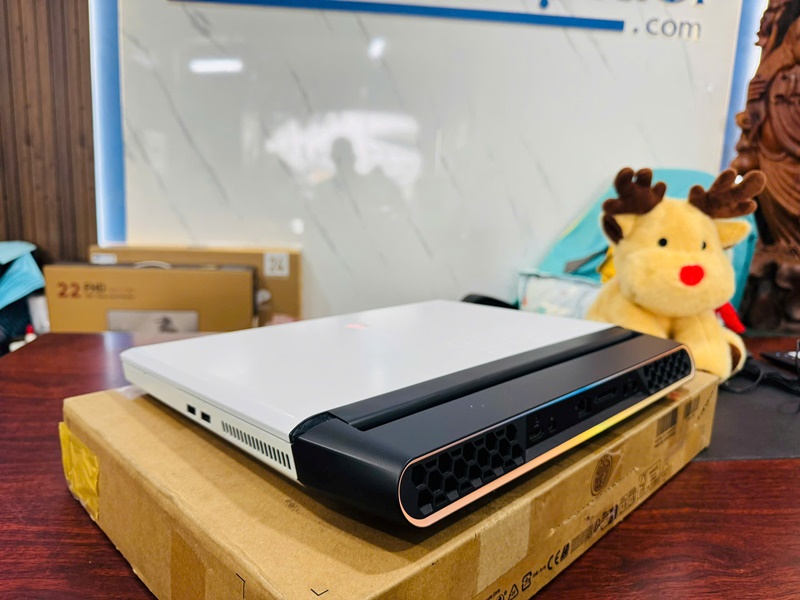 Dell Alienware Area 51M R1 (Core i9 9900HK, 32GB, 512GB, RTX 2080 8GB, 17.3 inch, FHD, 144Hz)-14