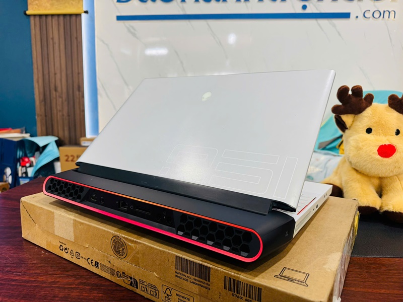 Dell Alienware Area 51M R1 (Core i9 9900HK, 32GB, 512GB, RTX 2080 8GB, 17.3 inch, FHD, 144Hz)-4